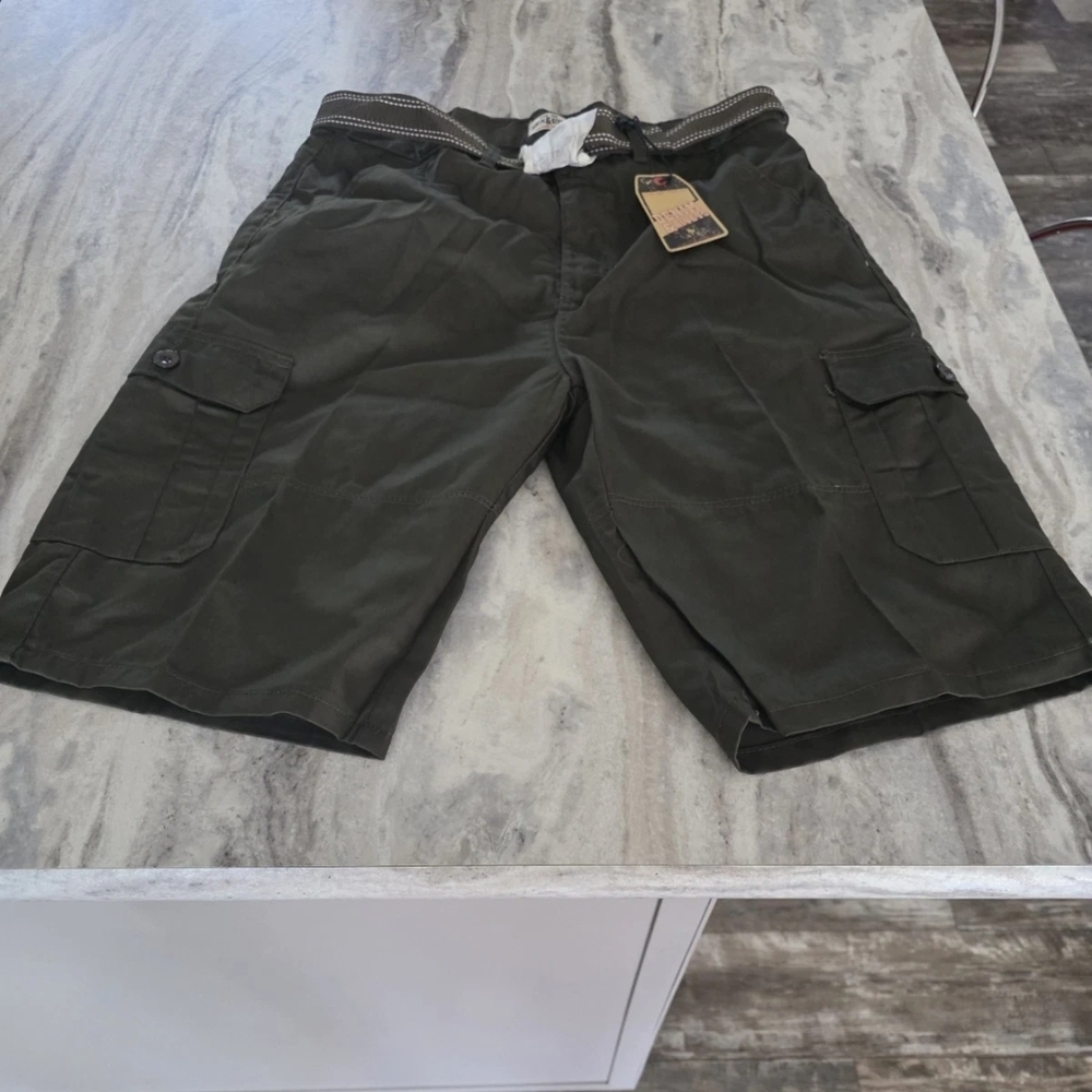 Men's Olive Cargo Shorts - Classic Utility Style